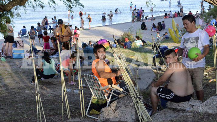 Los santiaguentildeos coparon la Costanera durante la tarde navidentildea
