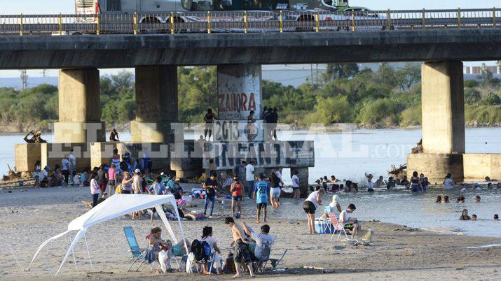 Los santiaguentildeos coparon la Costanera durante la tarde navidentildea