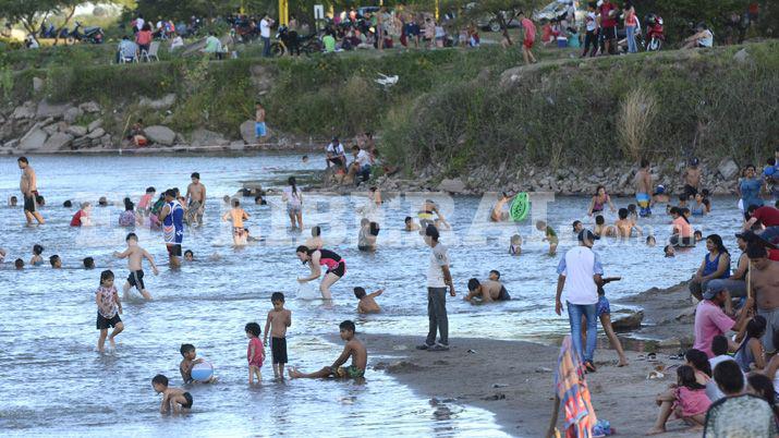 Los santiaguentildeos coparon la Costanera durante la tarde navidentildea