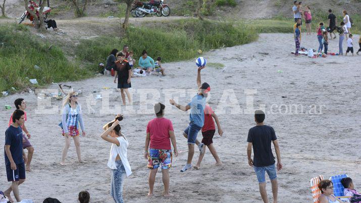 Los santiaguentildeos coparon la Costanera durante la tarde navidentildea
