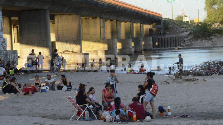 Los santiaguentildeos coparon la Costanera durante la tarde navidentildea