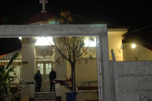 A eso de las 11 se oyoacute que ella gritoacute eacutel salioacute al bantildeo tipo 12