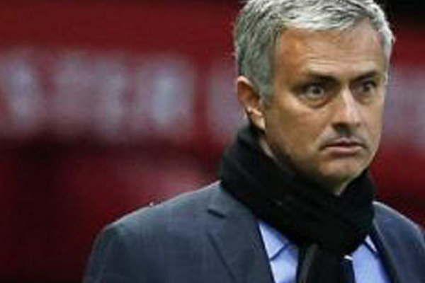 En Manchester United dudan de renovarle el contrato a Mourinho