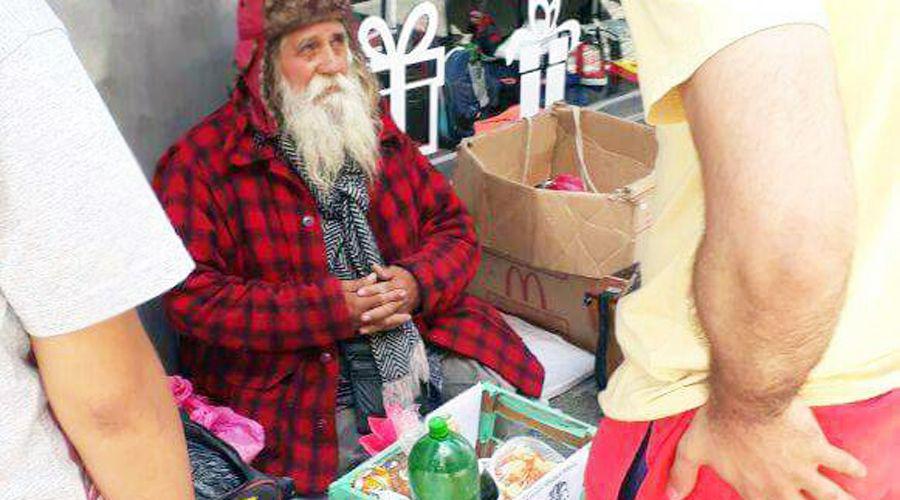 Bandentildeos le regalaron una cena navidentildea al Papaacute Noel sin piernas que dio a conocer EL LIBERAL