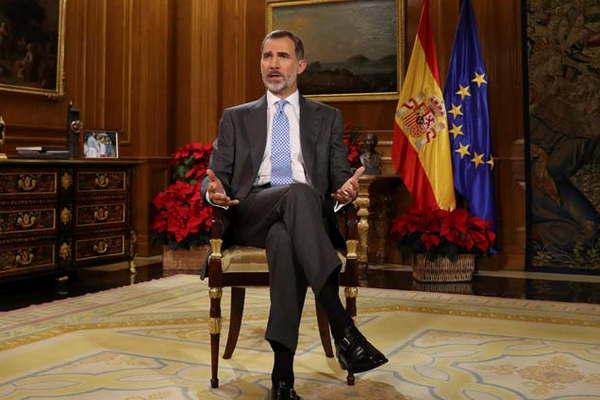 Felipe VI pide a los nuevos parlamentarios gobernar con responsabilidad en Cataluntildea