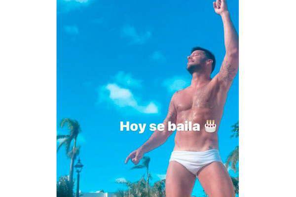 El cantante Ricky Martin se dio el gusto de celebrar su cumpleantildeos en sunga