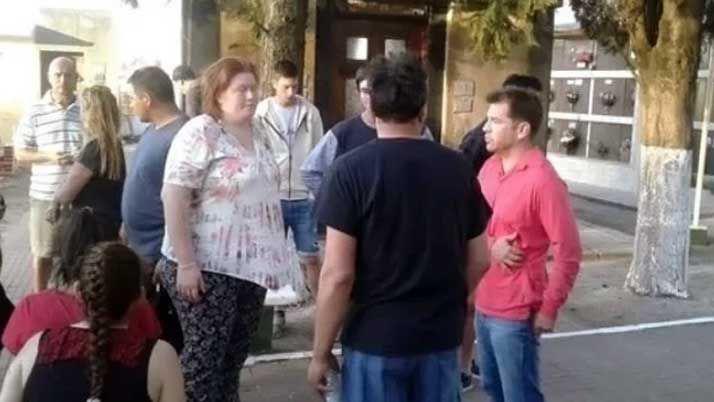 Le llevaban flores a su bebé por Navidad y descubrieron que robaron el cuerpo