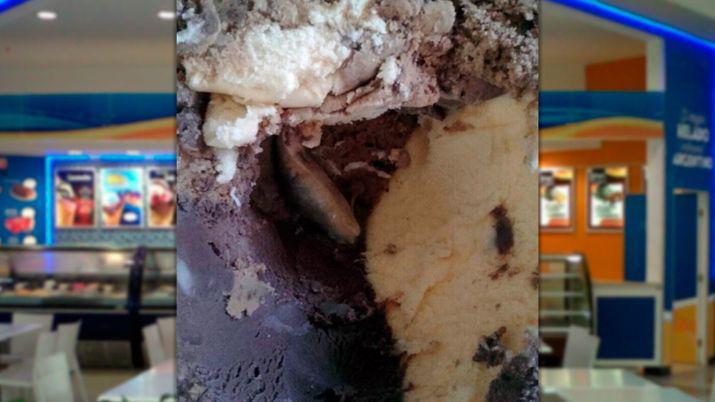 Denuncian a famosa cadena por encontrar una babosa en un helado