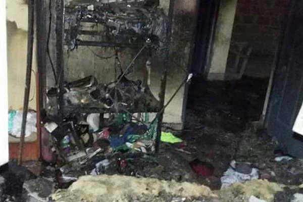 Ella no quiso estar en un cumpleantildeos y eacutel la golpeoacute y quemoacute la casa