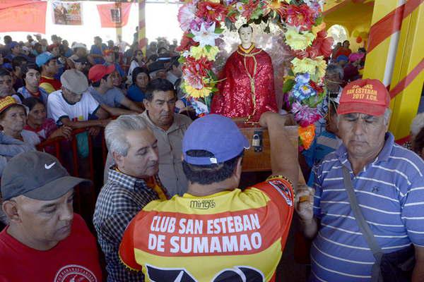 Miles de devotos de San Esteban desafiaron al calor y colmaron el predio del santo en Sumamao