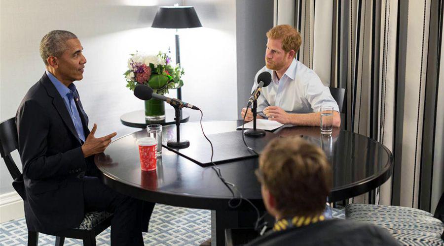 El priacutencipe Harry entrevistoacute a Obama