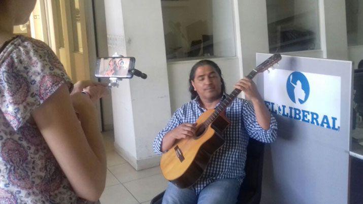 Ciro Acuña cantó en la Redacción de EL LIBERAL