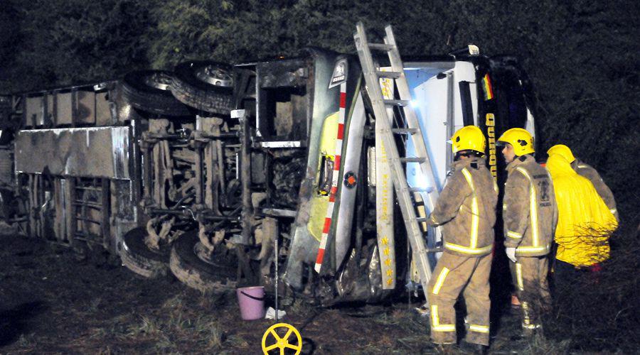 Mueren cinco personas al volcar en ruta 34 colectivo de un tour de compras