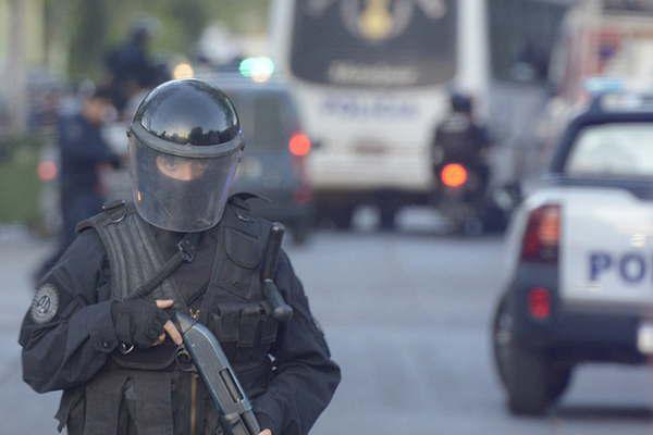 Pericias y testimoniales por policiacuteas receptores de favores especiales de los familiares de detenidos