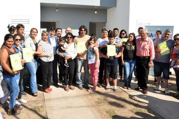 El Gobierno provincial inauguroacute 70 viviendas para familias de Antildeatuya 