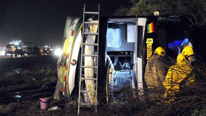 Videos  Impactantes imaacutegenes del rescate en el colectivo que volcoacute