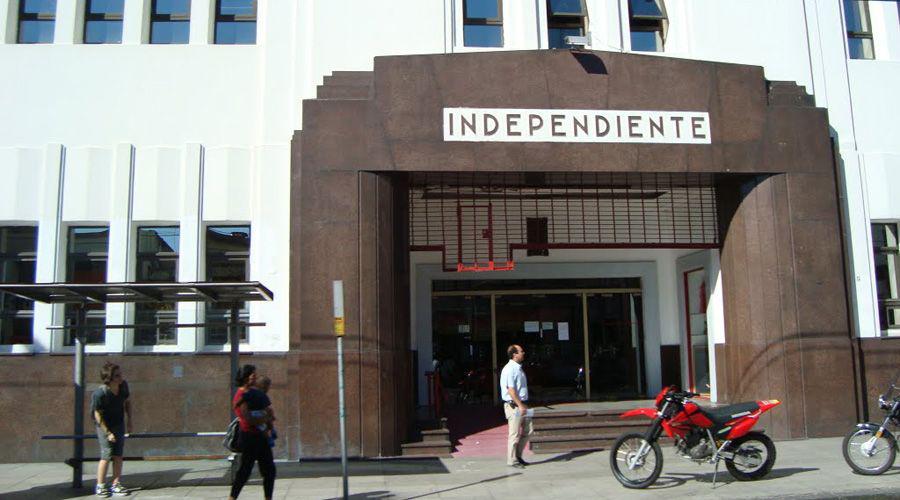 La policiacutea allanoacute la sede de Independiente