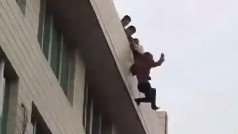 Bomberos salvan milagrosamente a un joven que intentoacute saltar al vaciacuteo