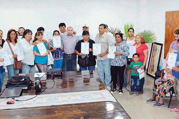 Mirolo realizoacute la uacuteltima entrega del antildeo de escrituras a 30 familias en el barrio Sarmiento