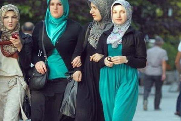 Teheraacuten anuncioacute que ya no enviaraacute a prisioacuten a las mujeres que no usen vestimenta islaacutemica obligatoria