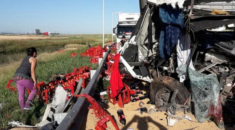 Se roban las gaseosas en un choque fatal entre dos camiones