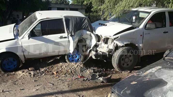 Chocoacute primero a una moto y luego a autos estacionados