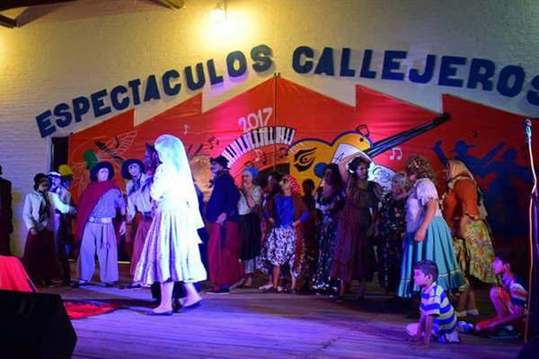 Inician los Espectaacuteculos Callejeros y el Festival Ciudad de Antildeatuya
