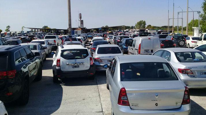 Santiaguentildeos varados en largas colas para cruzar a Uruguay