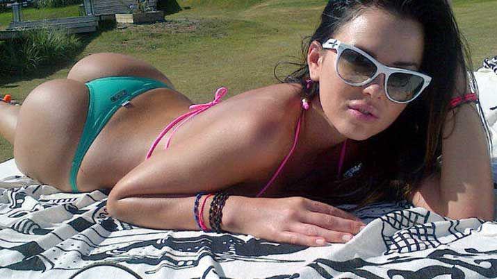 Tremendo topless de Karina Jelinek para desatar el verano