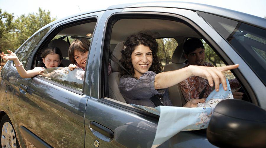 Coacutemo ahorrar combustible si te vas de vacaciones en el auto
