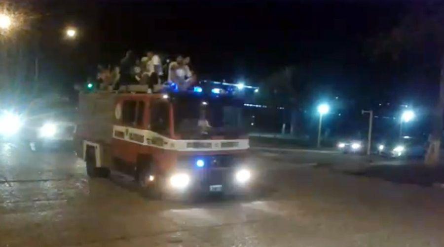 Video Los Bomberos de Antildeatuya saludaron a la comunidad