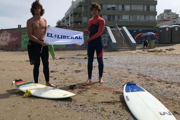 Los amantes del surf encuentran las mejores olas en la playa El Emir