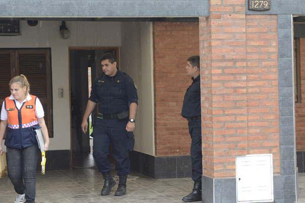 Entroacute a robar en una casa cuando huiacutea con una caja de herramientas cayoacute a la pileta y murioacute ahogado