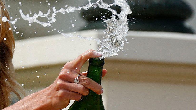 El doloroso accidente de una joven posando con una costosa botella de champagne