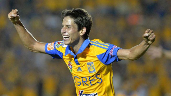 Al igual que Viatri otro jugador de fuacutetbol se quemoacute con pirotecnia