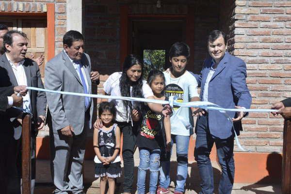 El gobernador inauguroacute las primeras viviendas sociales del antildeo en El Bobadal 