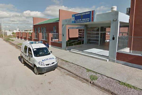 Adolescente le roboacute la moto a una policiacutea desde la puerta de su casa