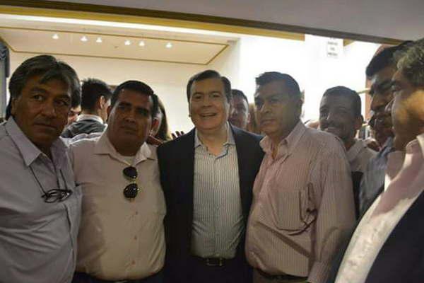 La cuacutepula del Suoem Banda tuvo un cordial encuentro con el gobernador Gerardo Zamora