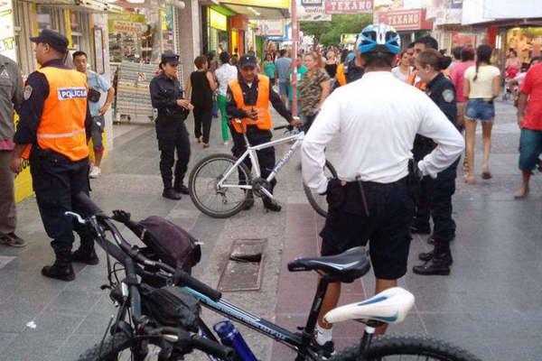 Una adolescente quedoacute atorada al pisar una alcantarilla en pleno centro