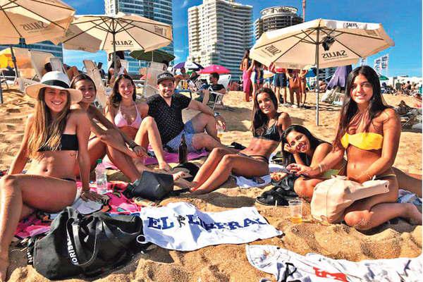 La Brava atrae a miles de veraneantes en la costa este de la ciudad