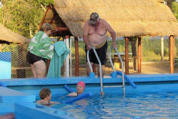 Comenzoacute la temporada de natacioacuten para abuelos