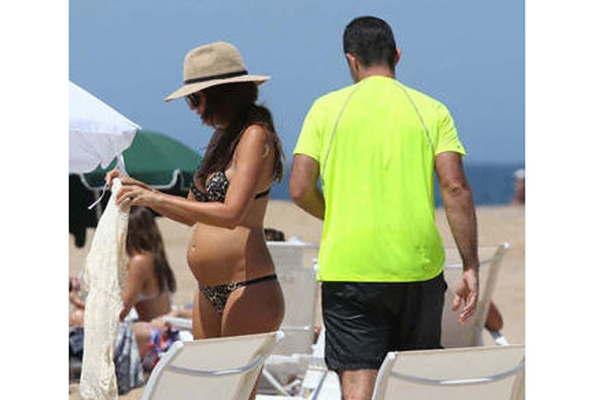 Isabel Macedo muestra su pancita de cinco meses de embarazo  en las arenas de Punta del Este