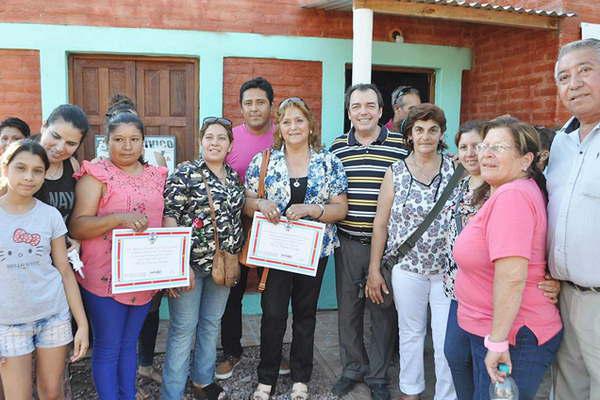 El Gobierno provincial entregoacute viviendas a varias familias de la localidad de Santa Mariacutea 