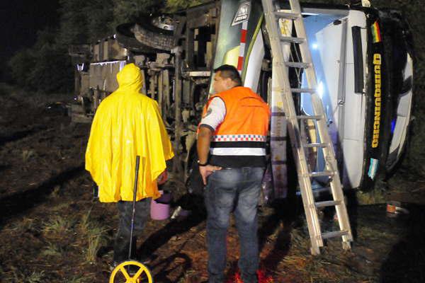 Colectivero boliviano que volcoacute en la Ruta 34 donde murieron 5 personas seguiraacute preso 