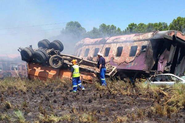 Al menos 18 muertos y maacutes de 200 heridos al chocar un tren y un camioacuten en Sudaacutefrica 