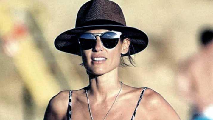 La sensual foto de Pampita en la playa a lo plomero