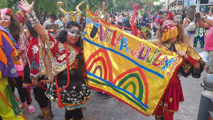 El carnaval jujentildeo invadioacute las calles de Santiago