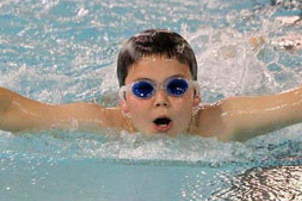 Advierten que el exceso de cloro en las piletas puede dantildear la vista