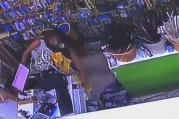 Purulla y su nuera otra vez quedaron registradas robando mercaderiacutea