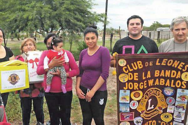 El Club de Leones La Banda entregoacute  canastas de comestibles a varias familias